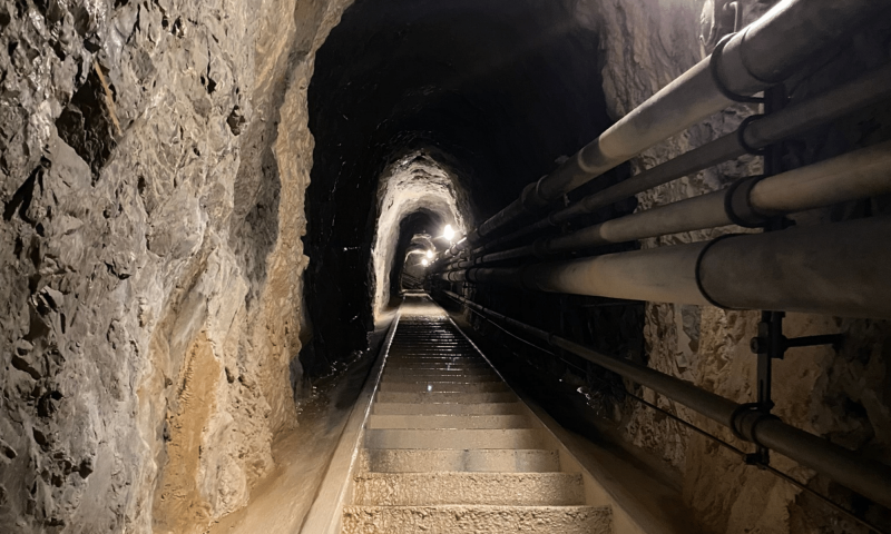 Escalier des forts militaires de la Tine intérieur - Rossinière - été - Alice Jaquillard