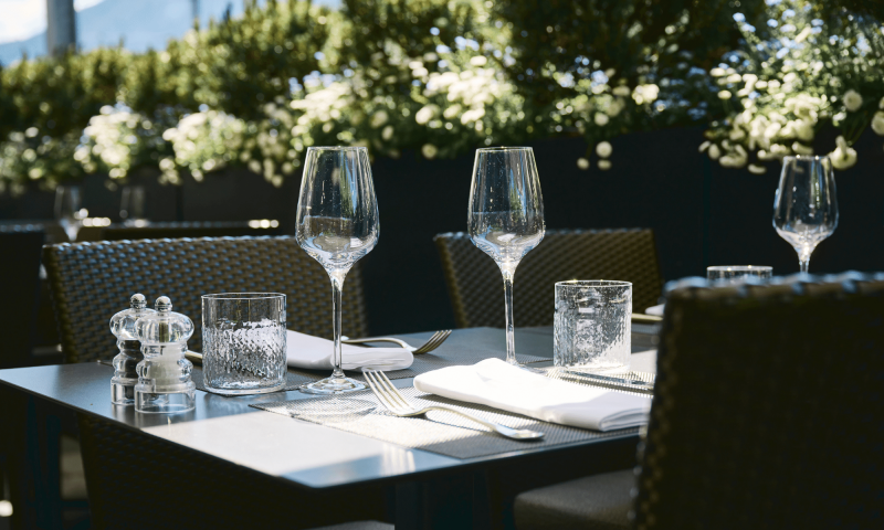 Table dressée sur la terrasse de l'Hôtel-restaurant Valrose - Eté - Rougemont - Valrose