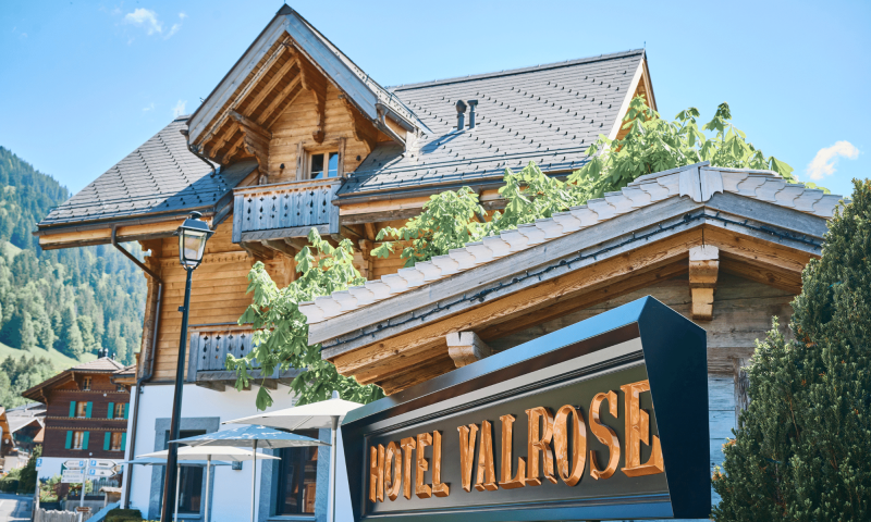 Exterior view from the road on the Valrose hotel-restaurant - summer - Rougemont - Valrose