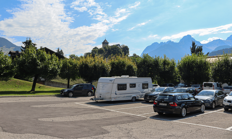 Blick auf Parkplatz Petit Pré Château-d'Oex Sommer-Pays-d'Enhaut-Pays-d'Enhaut Région