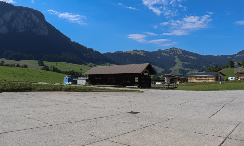 Blick auf Parking Landi Château-d'Oex Sommer-Pays-d'Enhaut-Pays-d'Enhaut Région