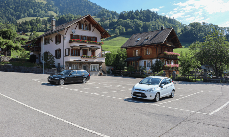 Vue sur parking entrée village Rossinière été-Pays-d'Enhaut-Pays-d'Enhaut Région