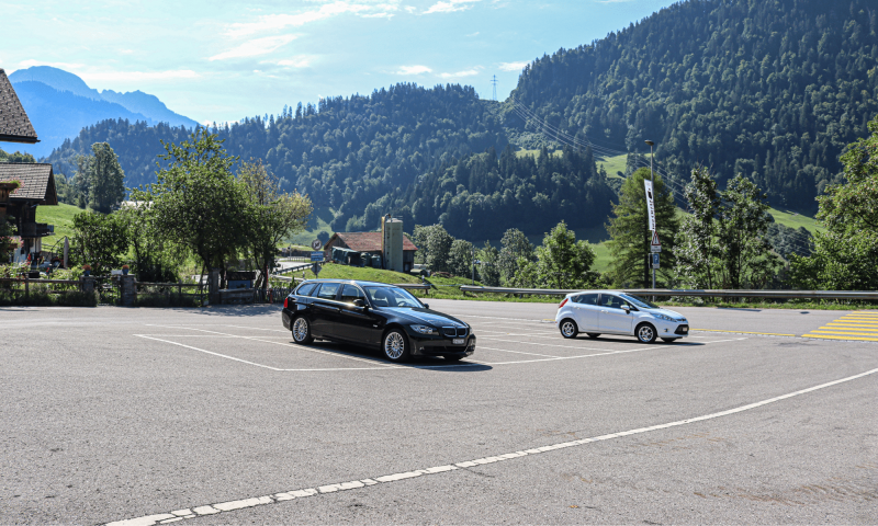 Vue sur parking entrée Rossinière été-Pays-d'Enhaut-Pays-d'Enhaut Région