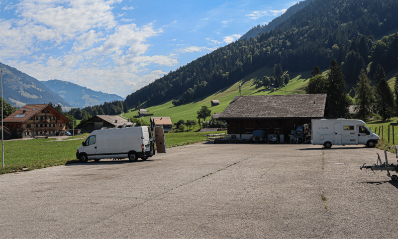 Blick auf Parkplatz Gérignoz Sommer-Pays-d'Enhaut Région