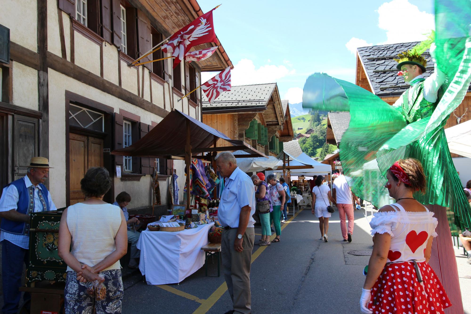 Stands et animations au marché villageois - été - Rougemont - Pays-d'Enhaut Région