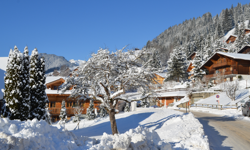 Rue du village de Rougemont enneigée - Hiver - RGT - Pays-d'Enhaut Région