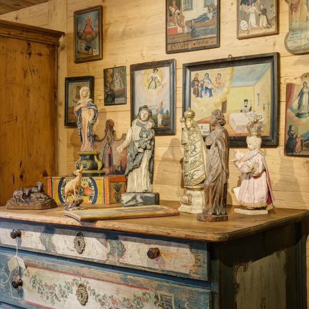 Antiquitäten und Volkskunst "Le Foyer Antiquités et Art Populaire"