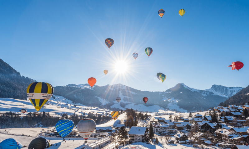 Vue depuis la colline du temple sur le Festival International de ballons - Hiver - Château-d'Œx