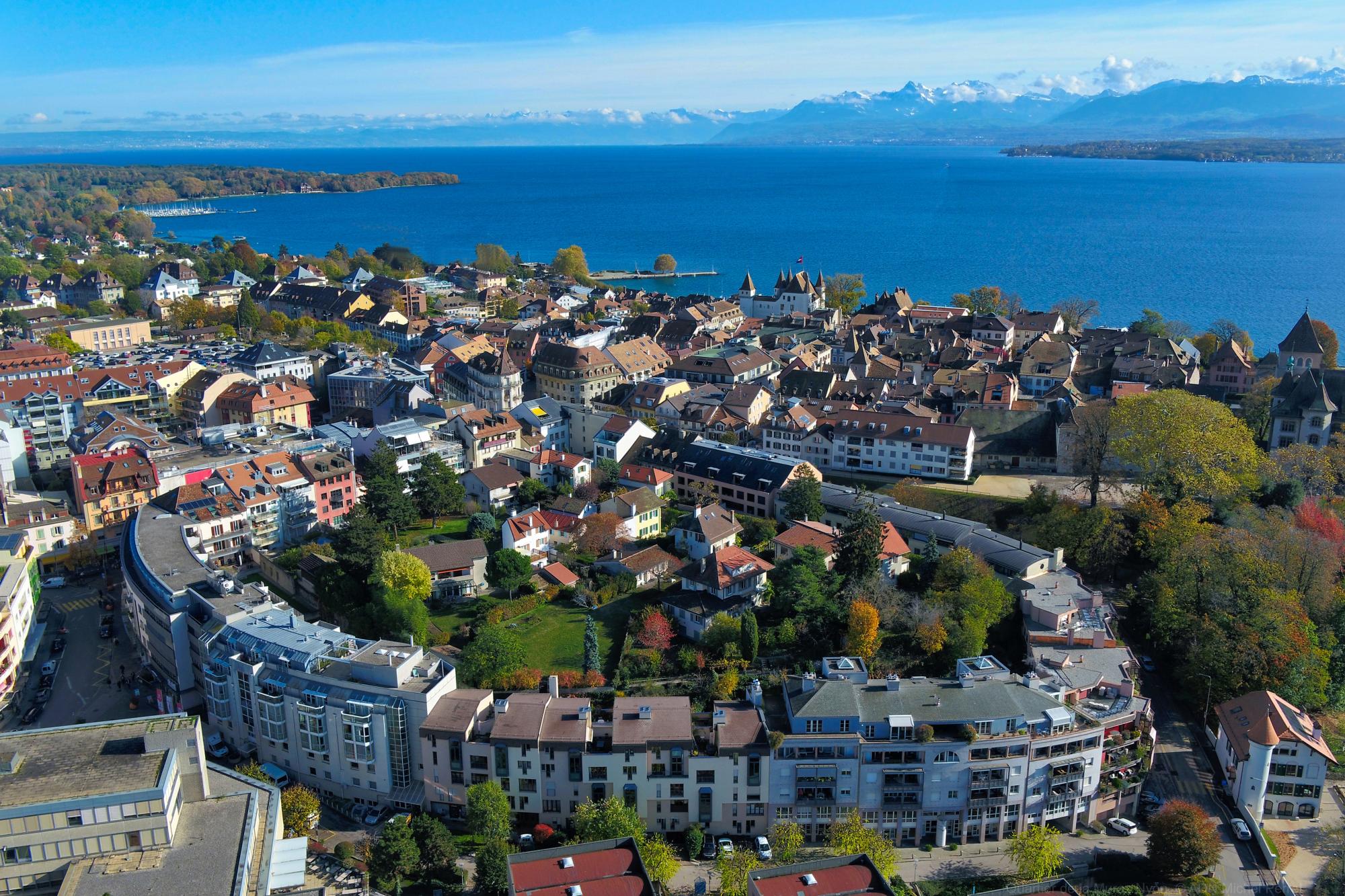 Aérienne le centre ville le quartier de la Combe de la Muraz avec les couleurs d'automne Nyon le 12.11.2019 © photo Michel Perret