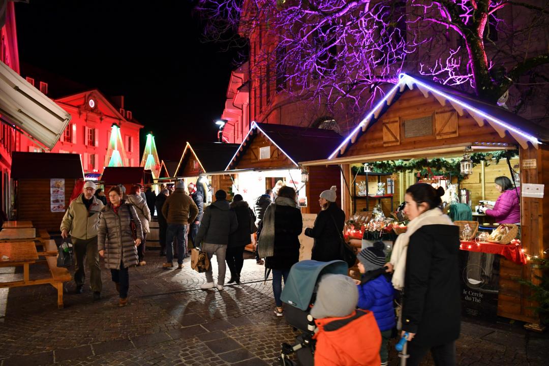 Inauguration des chalets sur la place Bel Air pour les fêtes de fin d'année Nyon le 15.12.2017 © photo Michel Perret