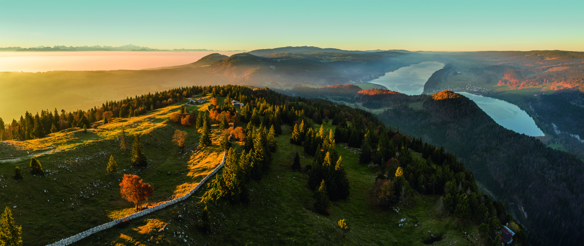 Blick auf den See im herbstlichen Vallée de Joux