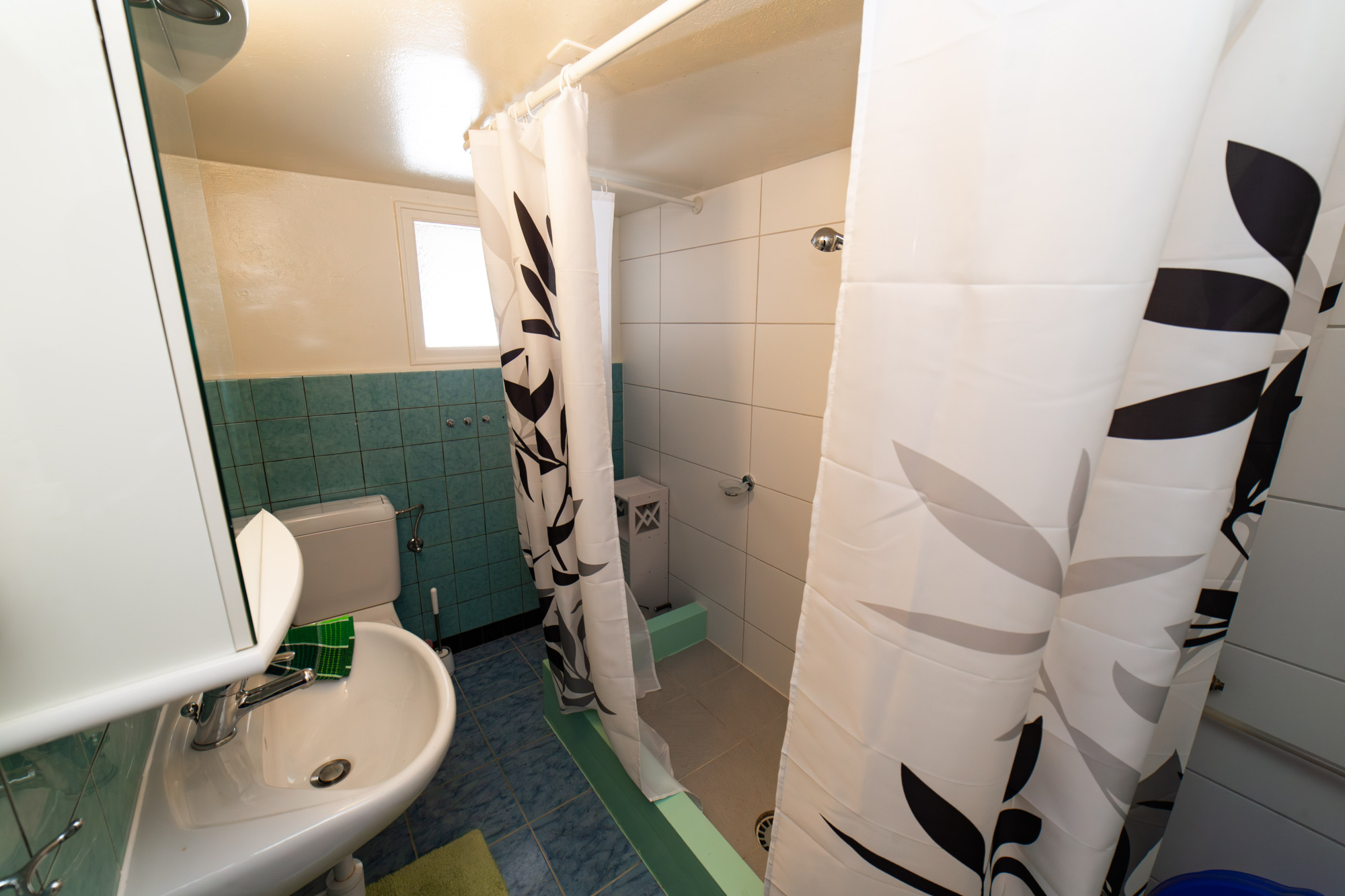 Le petit charmant - salle de douche