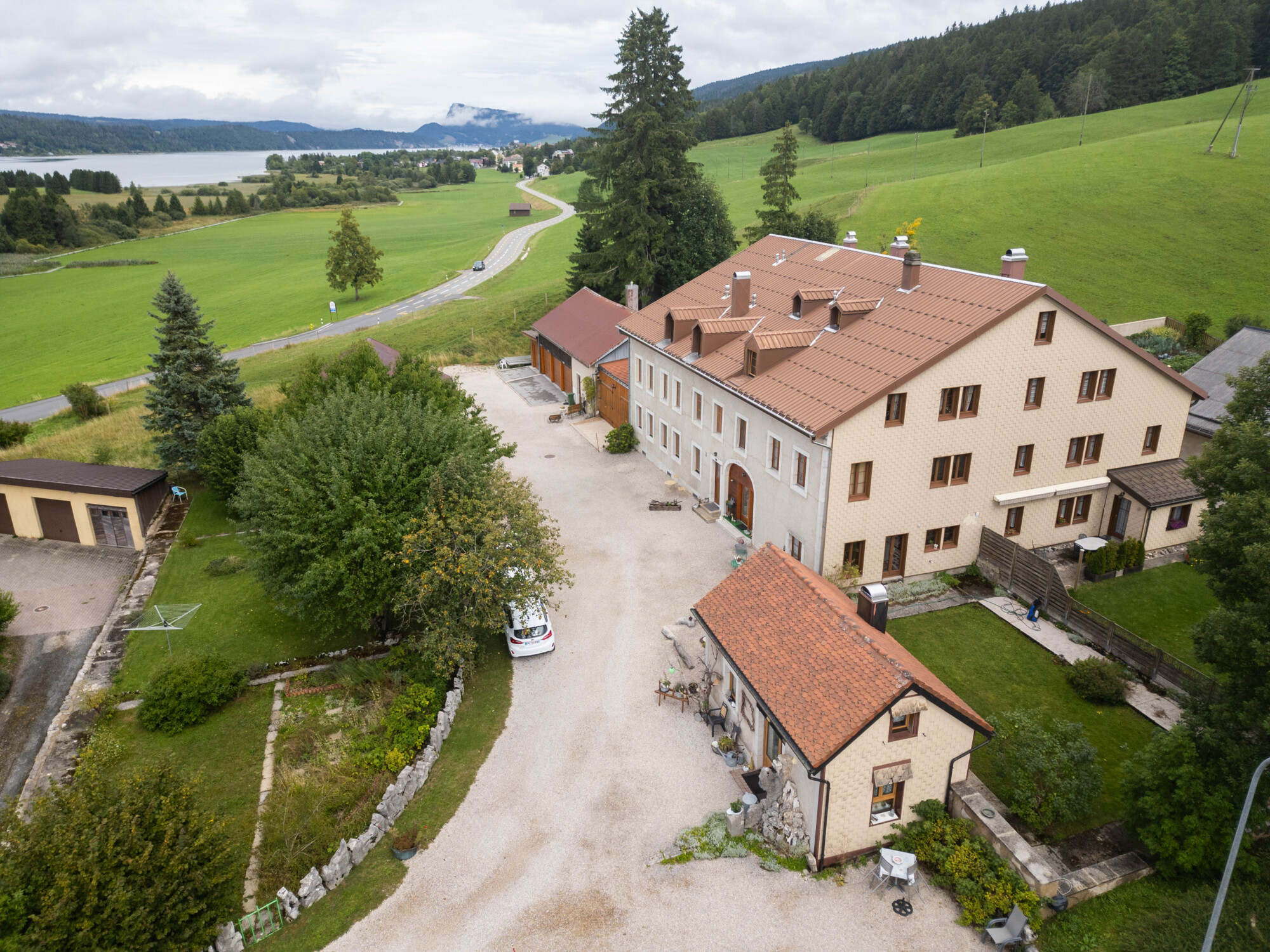 Les Fûves - Vue aérienne lac et Dent de Vaulion