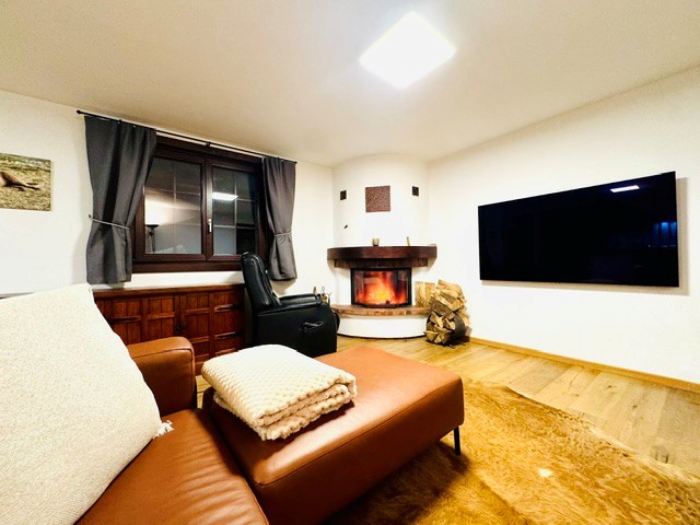 Appartement - La Rose à l'Ours - cheminée de salon.jpg