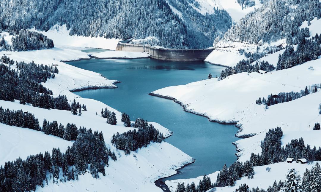 Lac et barrage de l'Hongrin - hiver - La Lécherette