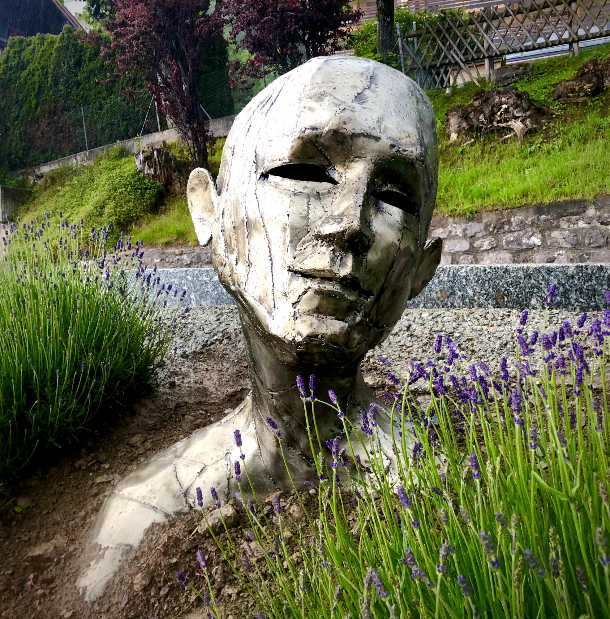 Discover the Ailyos exhibition and its sculptures by Swiss and international artists.