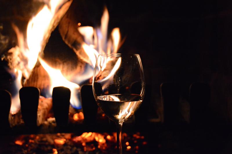 Kamin und Wein