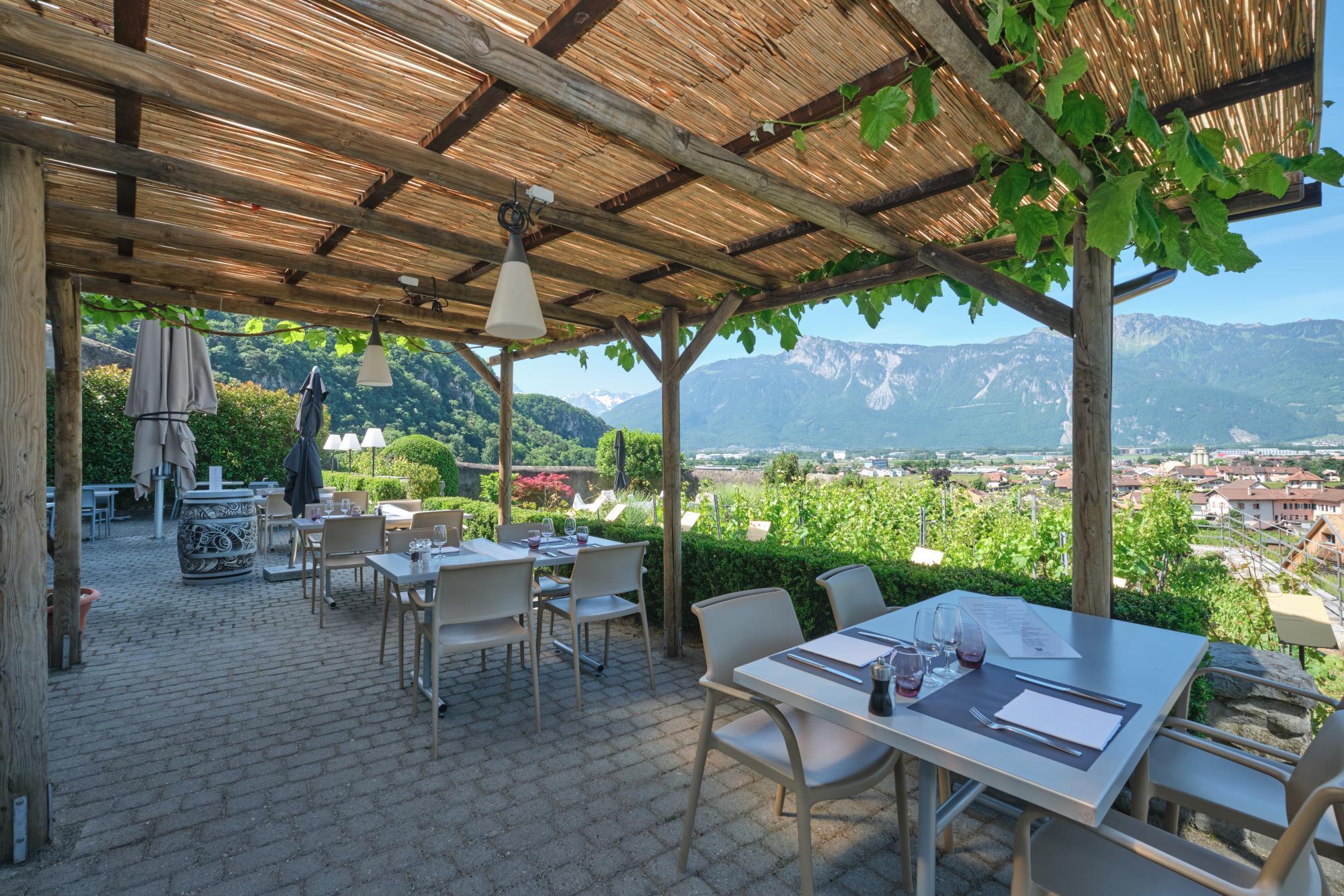 Terrasse du restaurant "La Pinte du Paradis" à Aigle.
