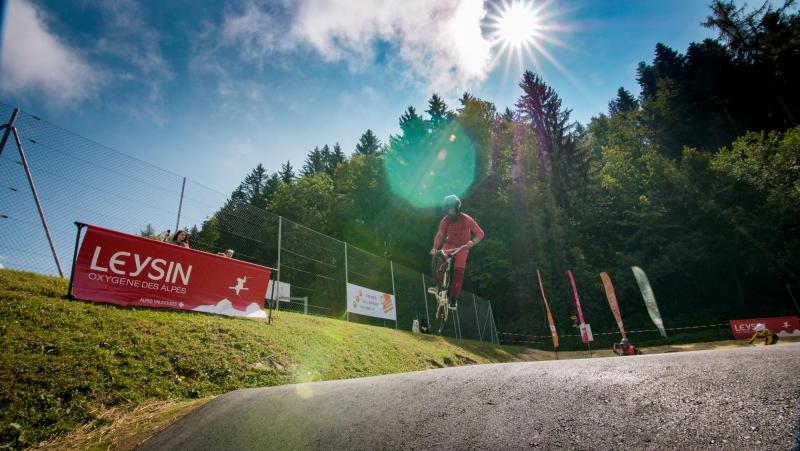 Enfant en BMX sur la pumptrack - Leysin - été