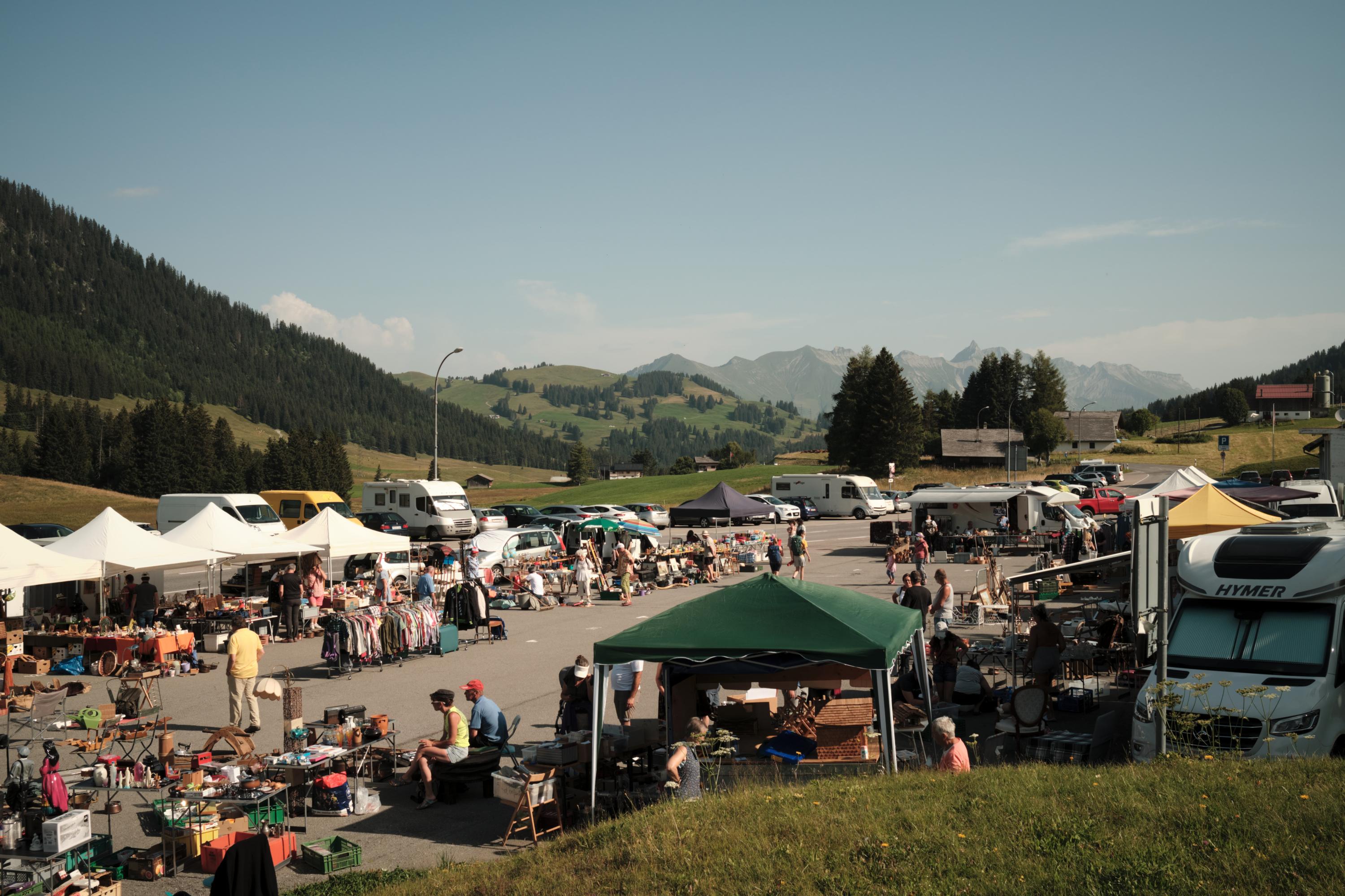 Unterhaltung auf dem Marché-Brocante in Les Mosses
