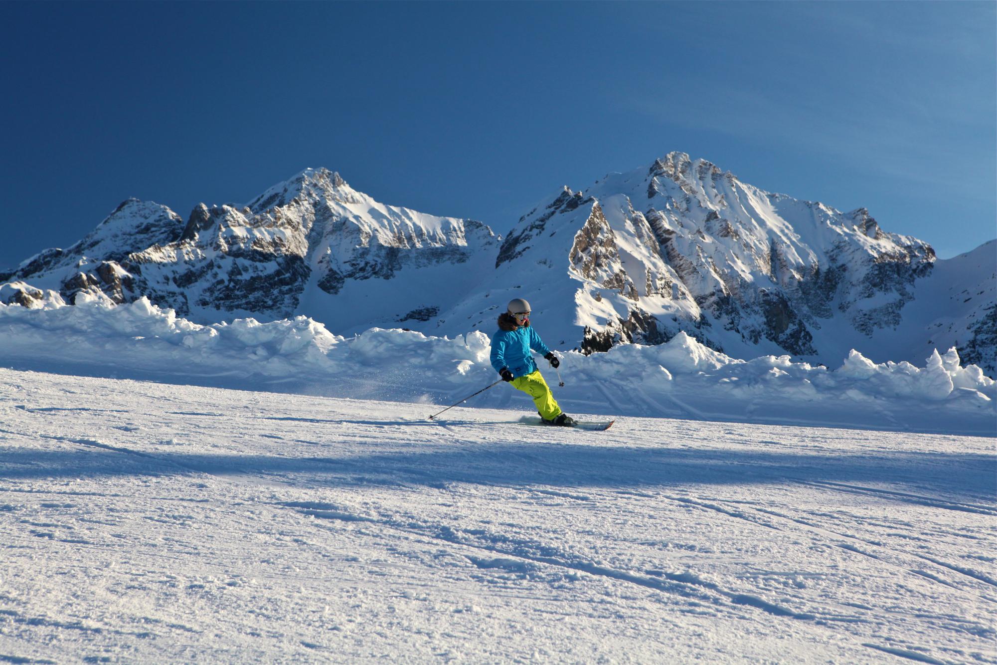 Skieur sur les pistes de ski - hiver