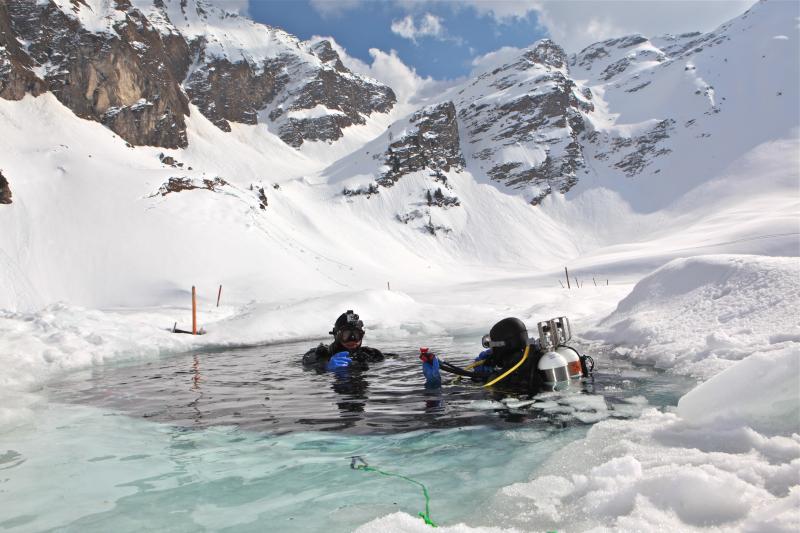 Ice diving Lioson see - winter - Les Mosses