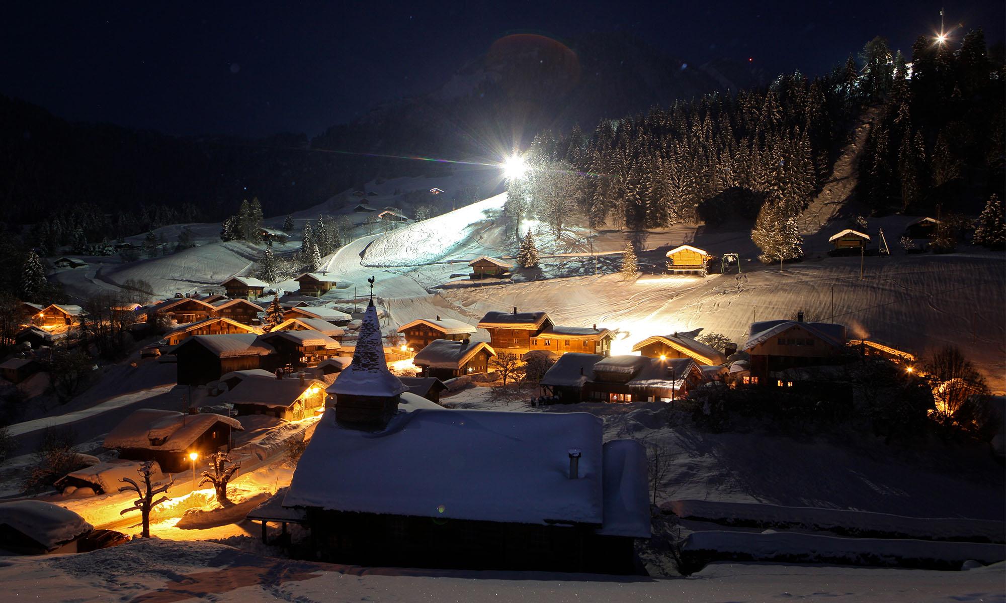 Dorf von La Forclaz bei Nacht - Winter