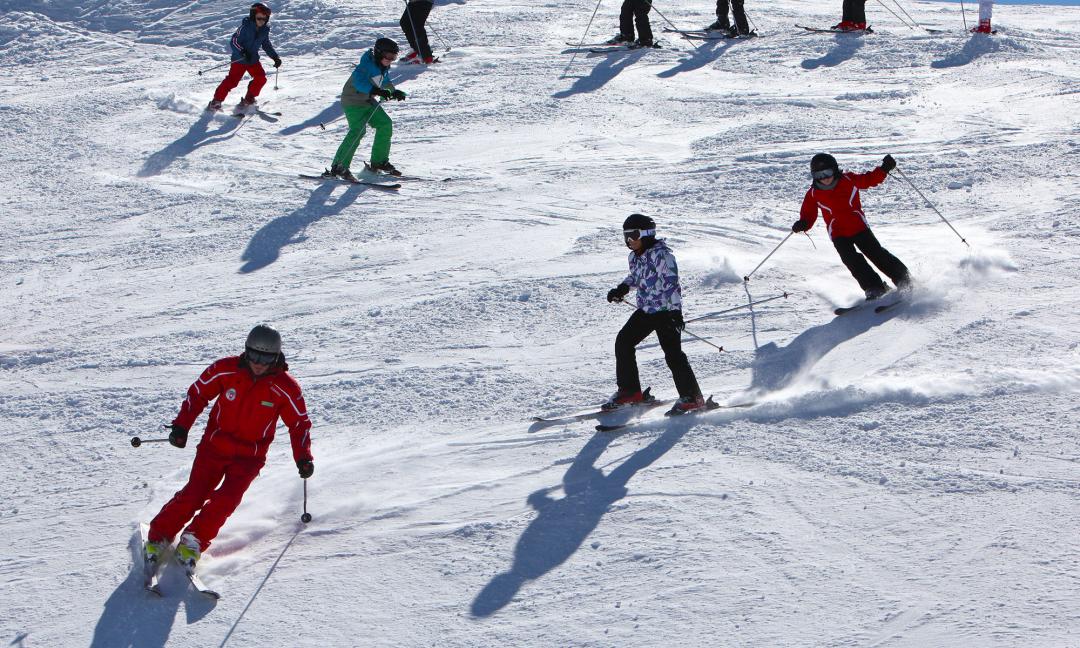 Ski teacher with pupils - winter - Leysin
