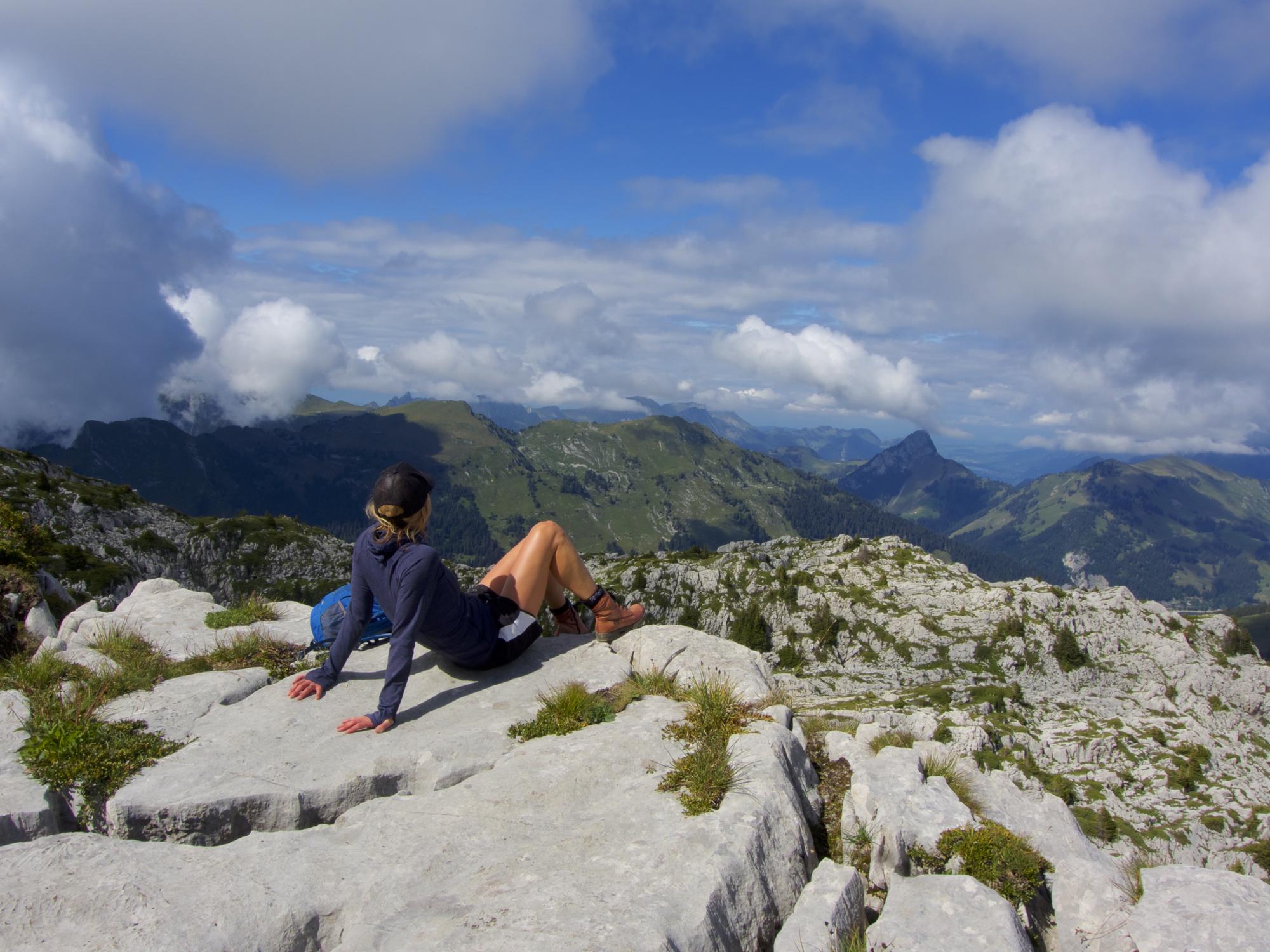 Leysin - randonneuse vue sur les Lapiaz - Truex