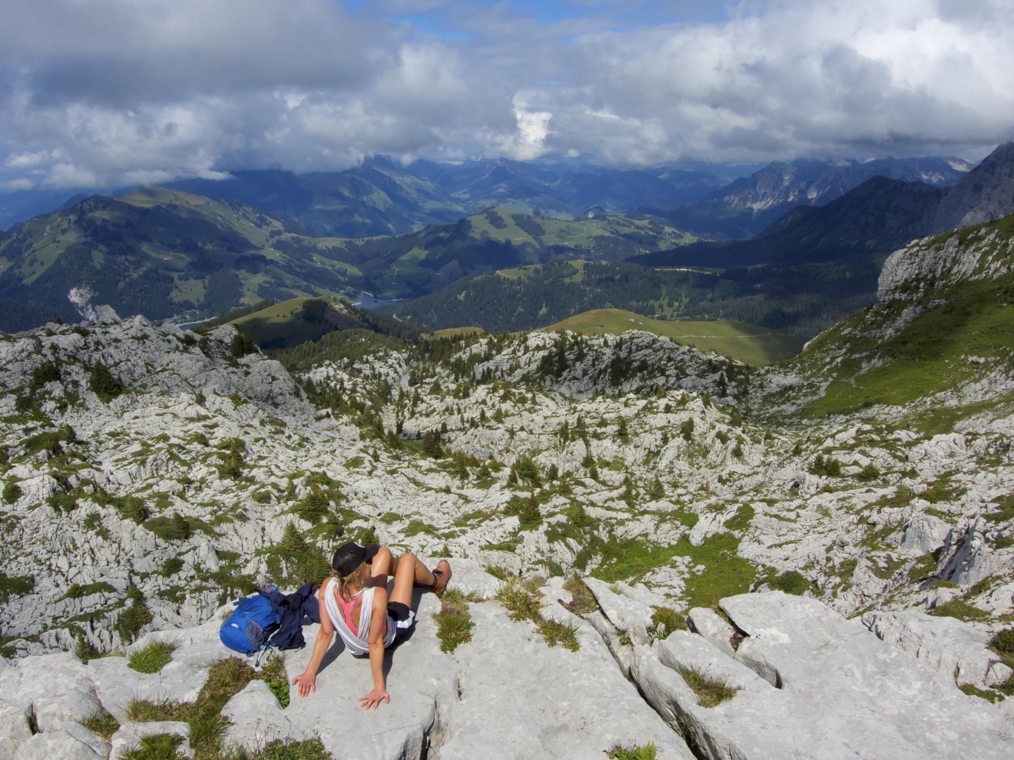 Leysin - randonneuse vue sur les Lapiaz - Truex