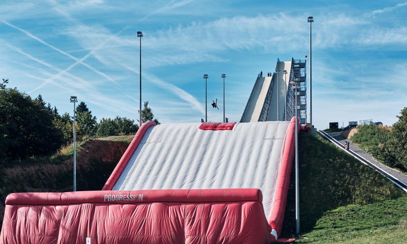 Big Air Bag - Leysin - skieur - figure - été