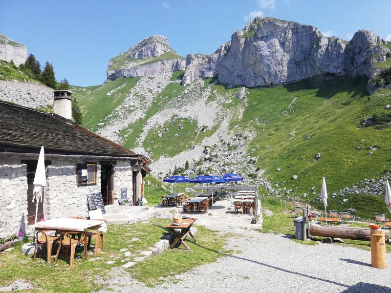 Refuge de Mayen - Terrace with view on the Mayen tower - summer