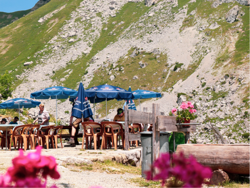 Refuge de Mayen - Terrasse avec vue sur la tour de Mayen - été