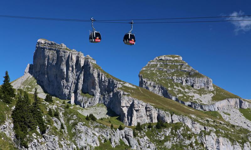 Gondola lift with Tours d'Aï and Mayen - summer - Leysin