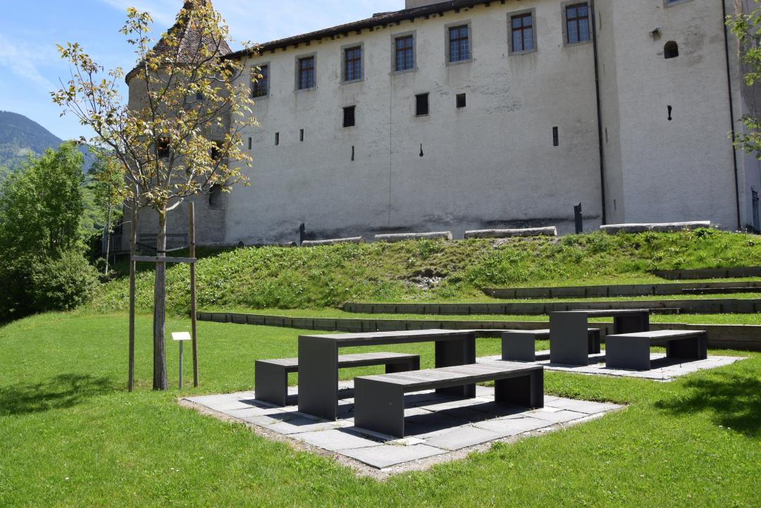 Place de pique-nique du château - été - Aigle