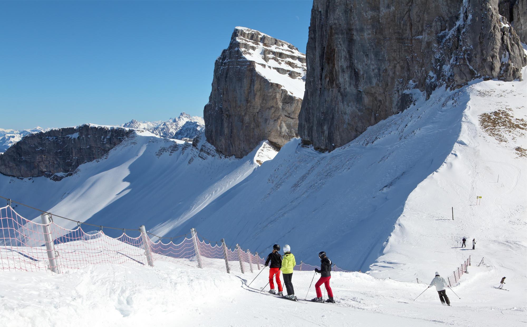 Skiers haut de Chaux-de-Mont - winter - Leysin