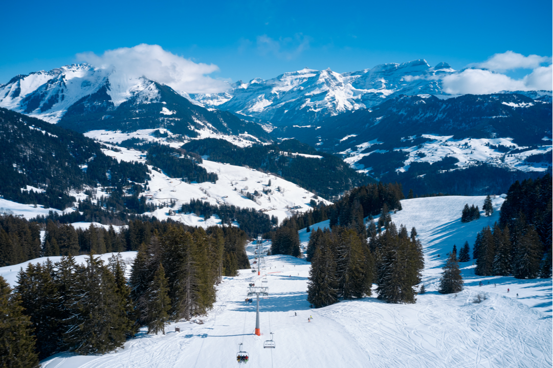 Le domaine skiable de Leysin monte jusqu'au pied des Tours d'Aï