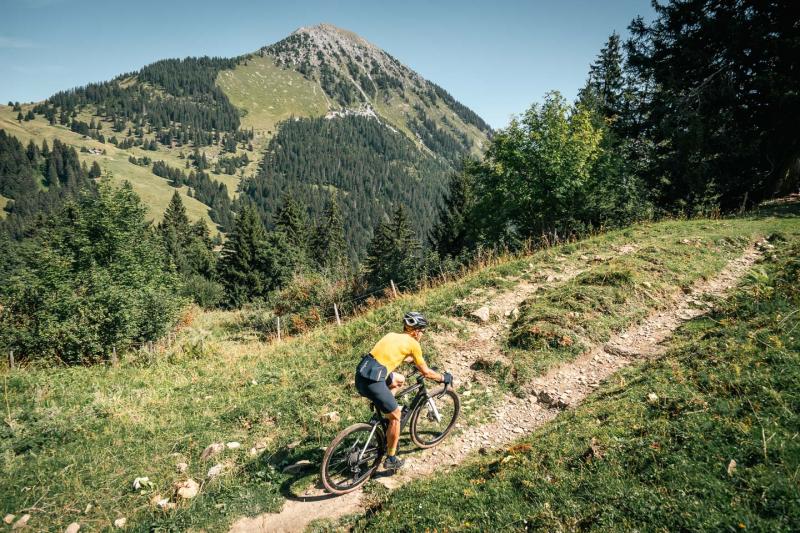 Gravel - Sporty ascent facing Mont d'Or - summer