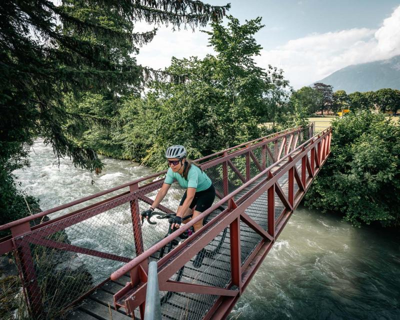 Gravel - Bridge crossing - summer