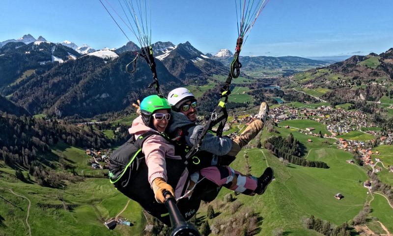 Flug über Dorf - Panorama - Sommer - Thalia Paragliding