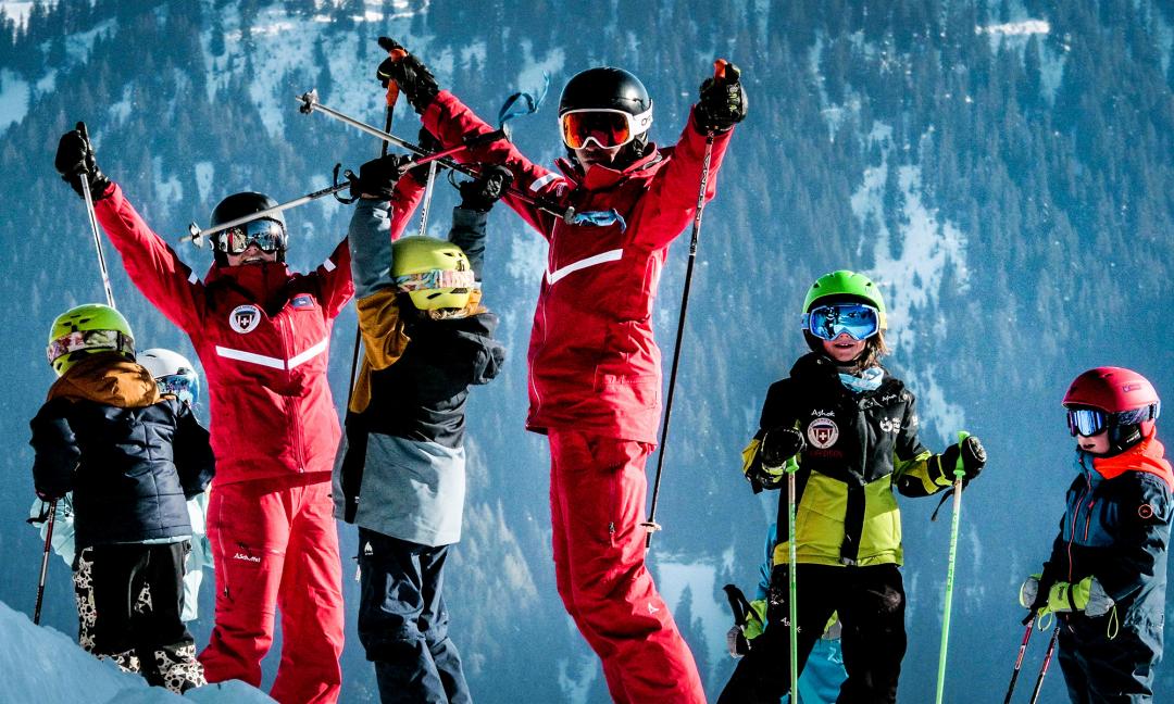 Leysin ski school lessons with children - instructor with arm raised - Leysin