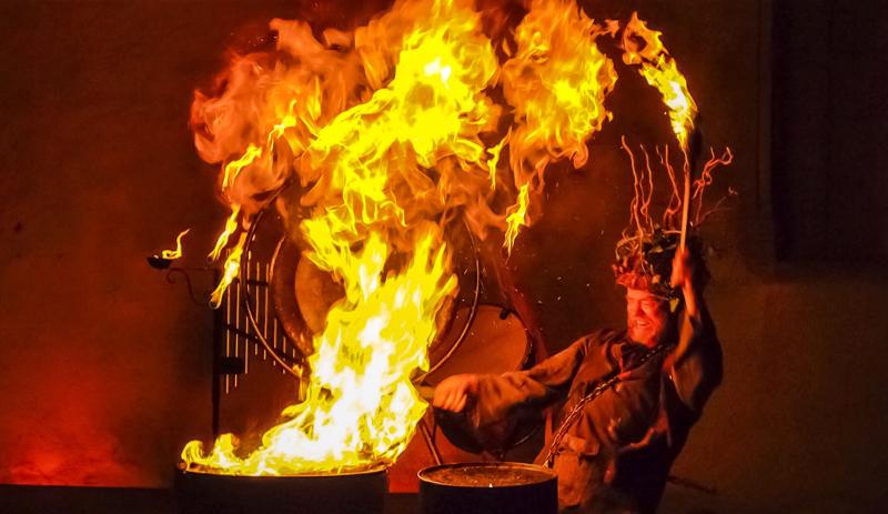 Le Petit Grimoire fire show