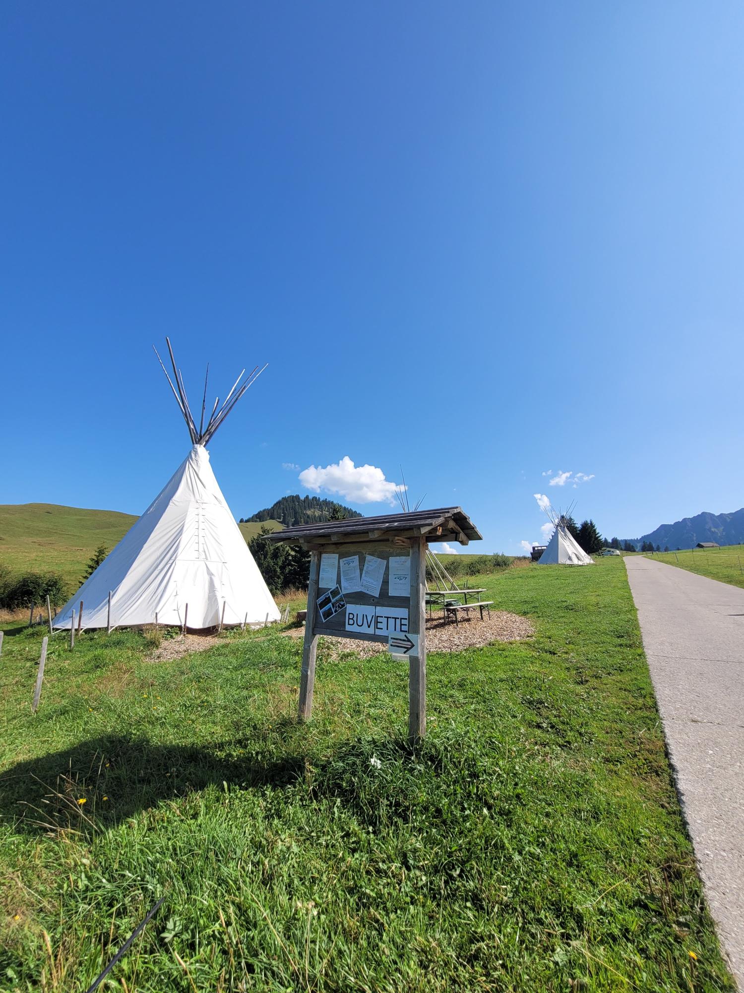 Les tipis des Charmilles nous indiquent la voie à suivre