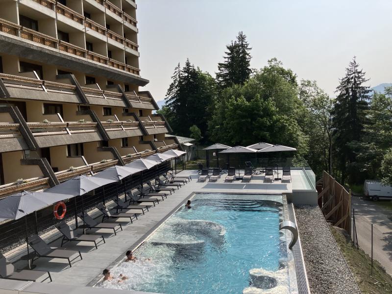 Außenbecken und Hotel - Spa des Hotels Central Résidence - Leysin - Sommer