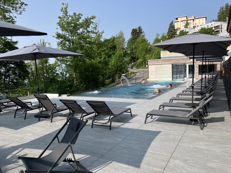 Außenbecken und Terrasse - Spa des Hotels Central Résidence - Leysin - Sommer