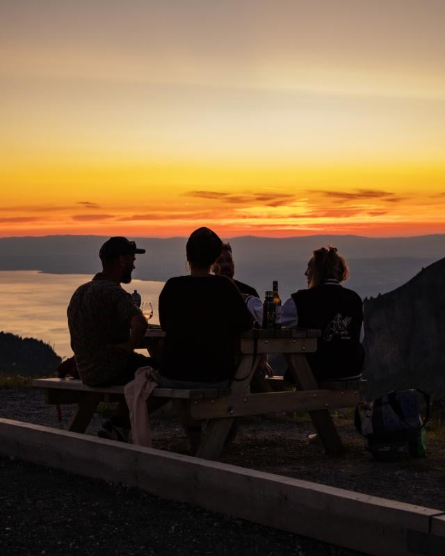 Kuklos Sunset party - summer 2025 - friends around a table