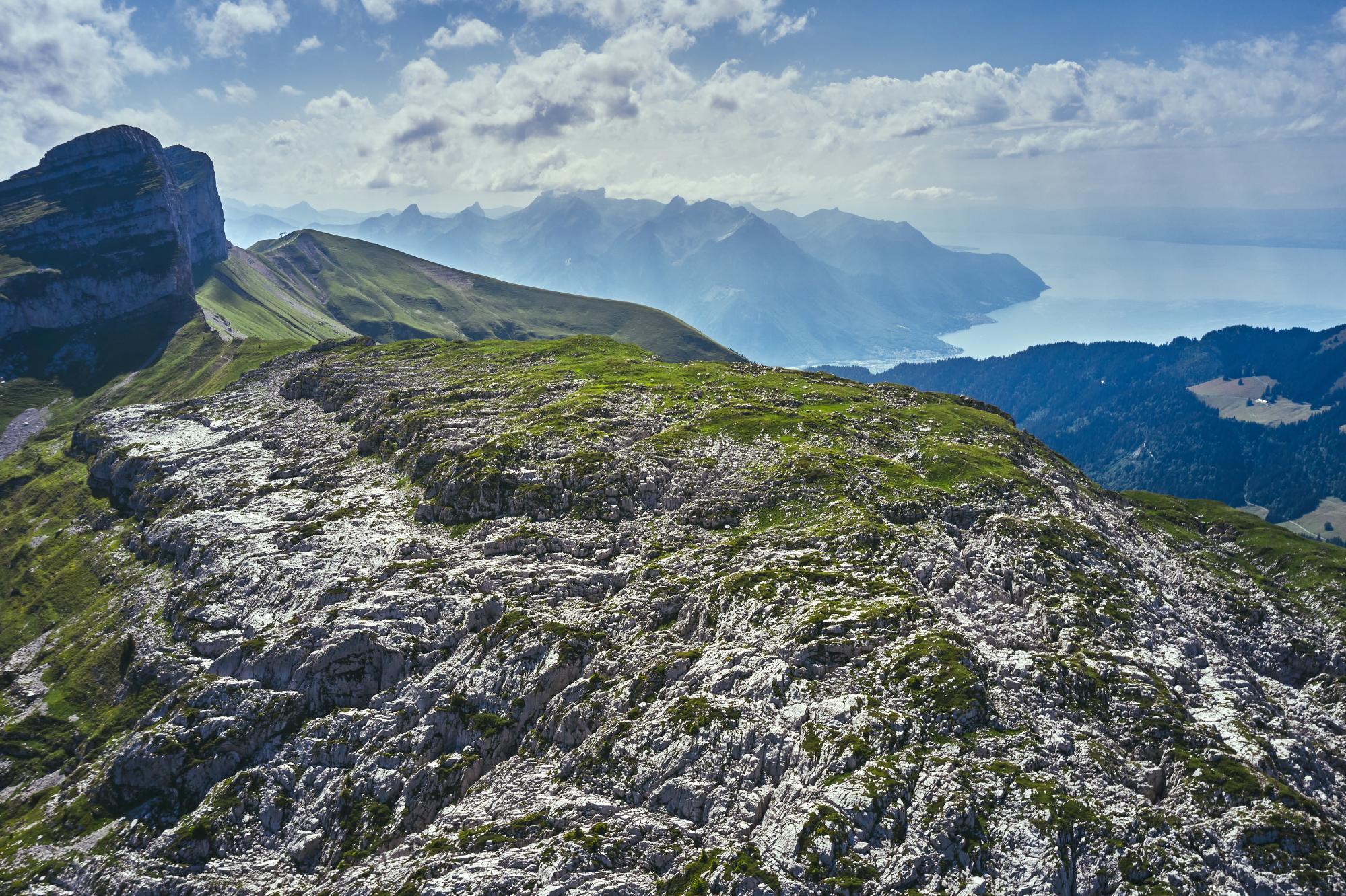 Vue au drone des Lapiaz de Truex, avec vue sur les tours de Leysin et le Léman.