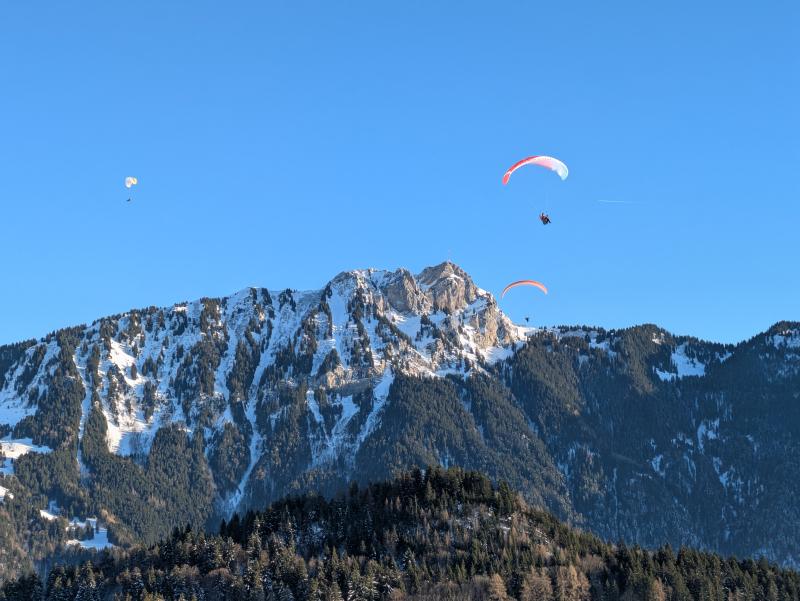 Thalia Parapente - Vol face au Chamossaire - hiver - Leysin