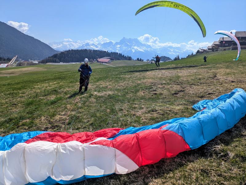 Thalia Paragliding - Landing zone - summer - Leysin