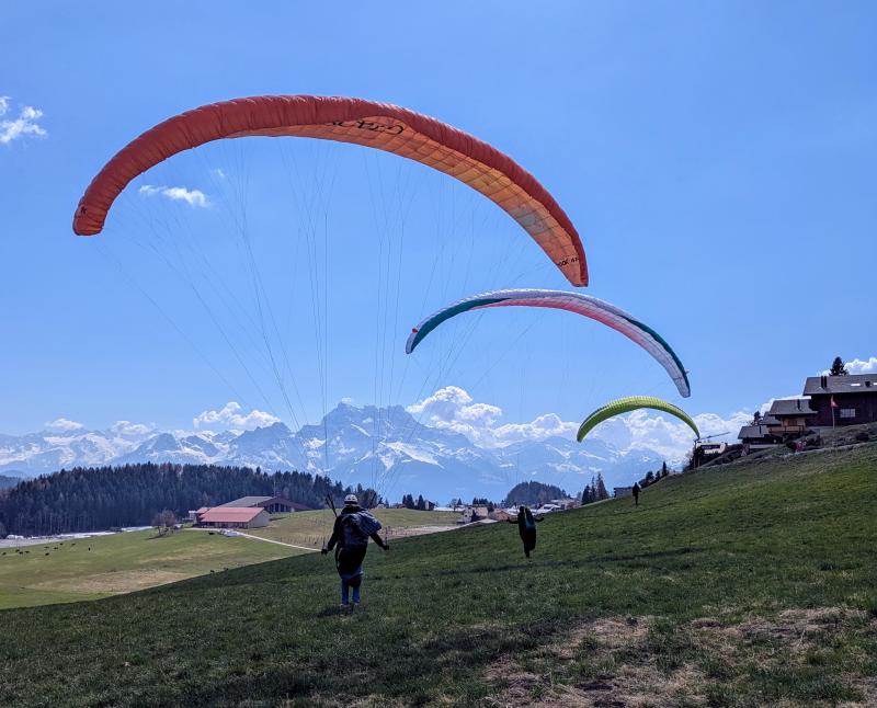 Thalia Paragliding - Inflation at the landing zone - summer - Leysin